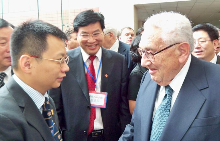 林博士於南京大學與前美國國務卿、諾貝爾和平獎得主基辛格博士會面