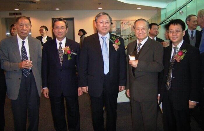 2004年， 我在香港公開大學林健忠講座擔任主禮嘉賓， 很高興金庸先生， 全國人大副委員長路甬祥教授、 梁智仁校長及陳曾燾先生蒞臨參加。