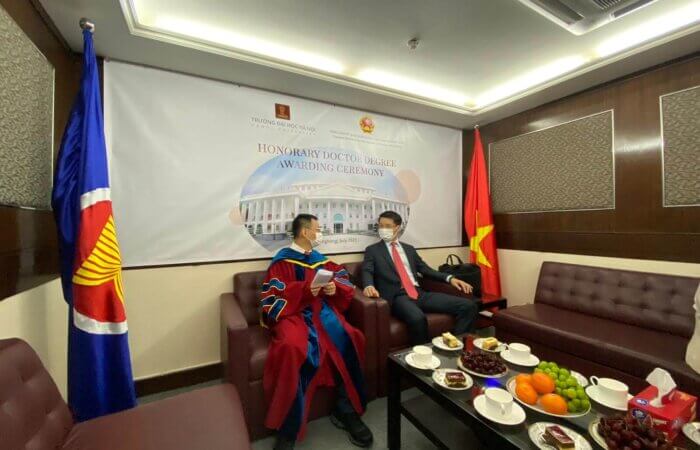 2021年 7月30日 越南河內大學 授予名譽博士 給林博士 典禮在越南駐港大使館舉行